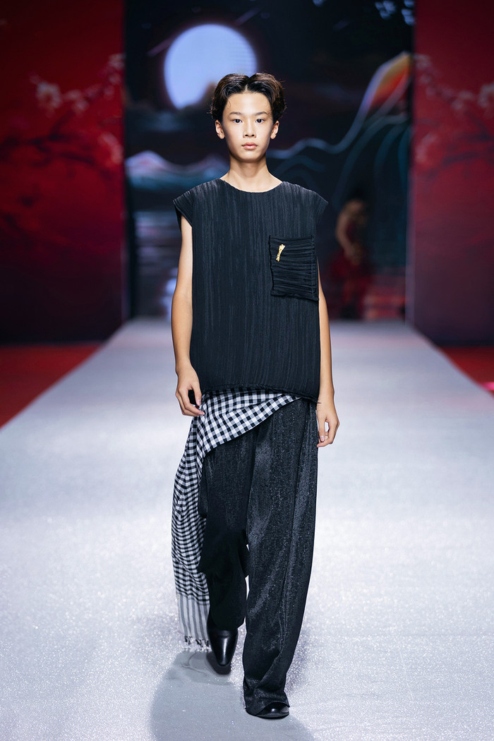 Tuấn Kiệt chứng tỏ bản than là cậu bé đa tài. 