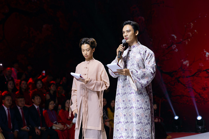 MC nhí Tuấn Kiệt ở show diễn thời trang do Xuân Lan tổ chức mới đây.