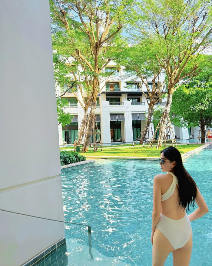 Thời trang khi đi du lịch của MC Mai Ngọc được công chúng hết lời khen ngợi. Bên cạnh những thiết kế váy áo, nữ MC ghi điểm khi lựa chọn áo tắm tôn dáng, màu sắc nhã nhặn nịnh da. Sáng ngày 12/1 vừa qua, MC Mai Ngọc đăng tải hình ảnh 'thả dáng' ở bể bơi. Cô diện mẫu jumpsuit ngắn liền thân và được tạo điểm nhấn bằng mảng khoét lớn phía sau, để lộ tấm lưng trần nuột nà. Mặc dù mang thai nhưng MC Mai Ngọc vẫn nóng bỏng hết cỡ. Vóc dáng của nữ MC được nhận xét gọn gàng và không có quá nhiều thay đổi. (Ảnh: FBNV)