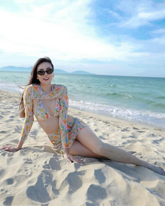 Ngoài những mẫu jumpsuit liền thân hoặc áo tắm hai mảnh, MC Mai Ngọc còn diện set đồ tắm gồm áo bra nhỏ xíu cùng chân váy ngắn cùng màu và họa tiết. MC Mai Ngọc khéo léo tôn lên đường chân ngực quyến rũ cùng đôi chân nhỏ thon, nuột nà. (Ảnh': FBNV)