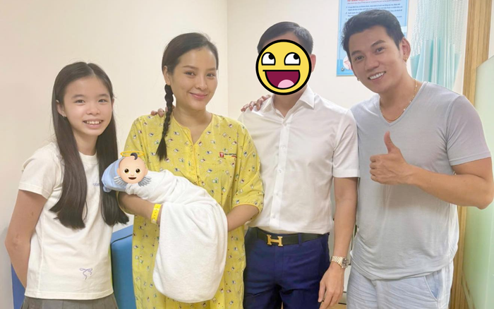 Phương Trinh Jolie thể hiện sự biết ơn, trân trọng tới bác sĩ đã giúp cô sinh con an toàn. Ảnh: FBNV