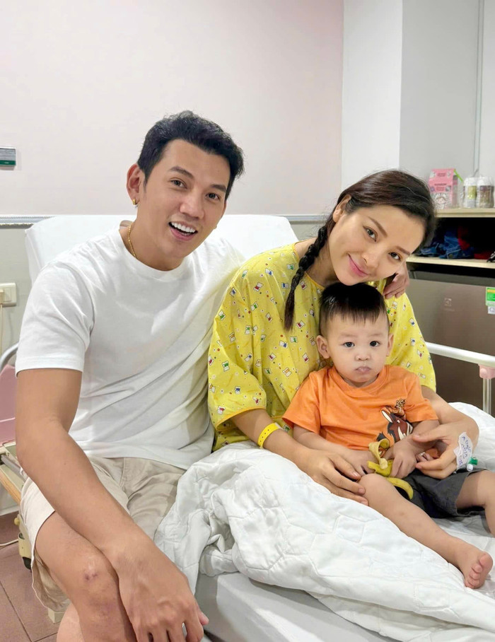 Phương Trinh Jolie chụp ảnh cùng chồng và con trai Tyga sau khi sinh quý tử Loka. Ảnh: FBNV