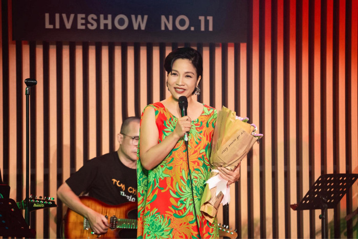 Hàng trăm khán giả phản ứng mạnh trong màn trình diễn của diva Mỹ Linh Ảnh 2