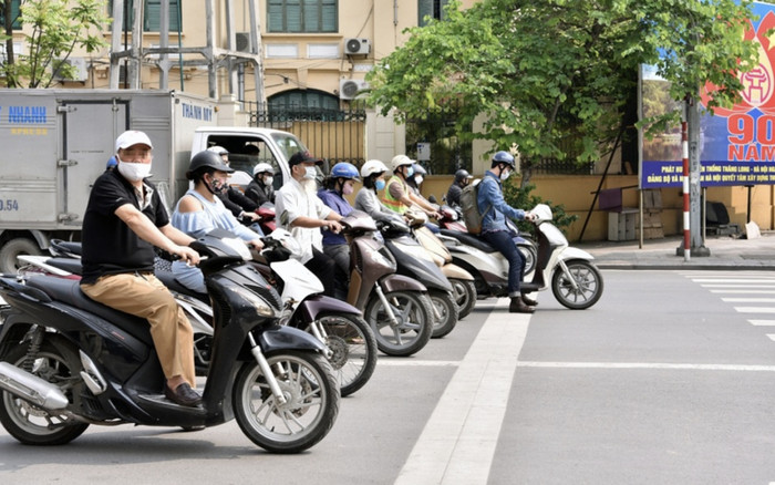 Người điều khiển phương tiện dừng đèn đỏ quá vạch sơn bị phạt bao nhiêu tiền? Ảnh 2