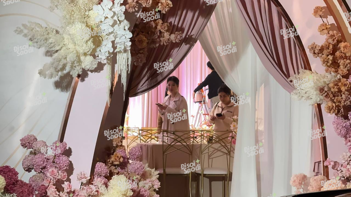 Á hậu Phương Nhi sử dụng điện thoại trong rạp cưới. Ảnh: Đi Soi Sao Đi