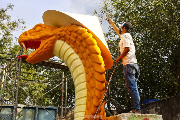 Xưởng chế tác linh vật ở Hóc Môn đang tất bật chuẩn bị cho Tết Nguyên đán 2025. Ảnh: TPO.