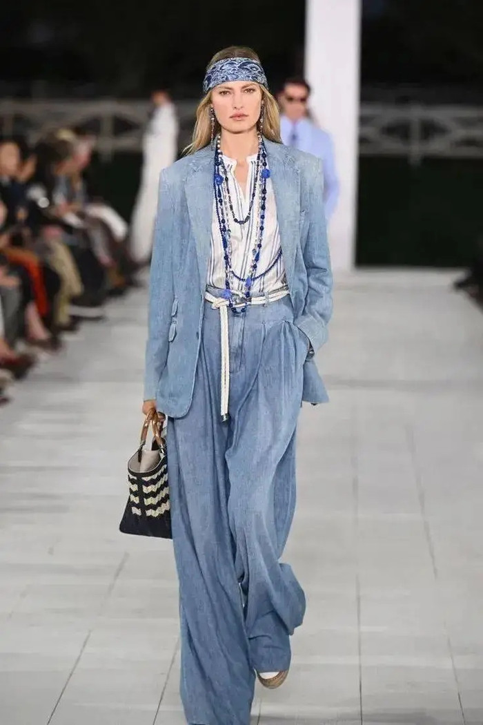 'Deja Vu Blue' mang vẻ đẹp bí ẩn và quyến rũ đang dẫn đầu các bảng màu thời trang.