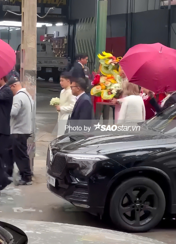 Chú rể xuất hiện bảnh bao trong bộ trang phục áo dài trắng.