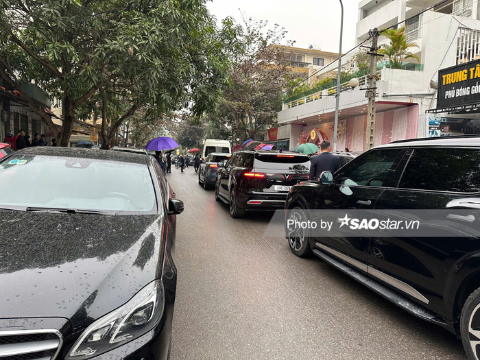 Dàn xế hộp xếp chật kín xung quanh nhà cô dâu trong ngày ăn hỏi.