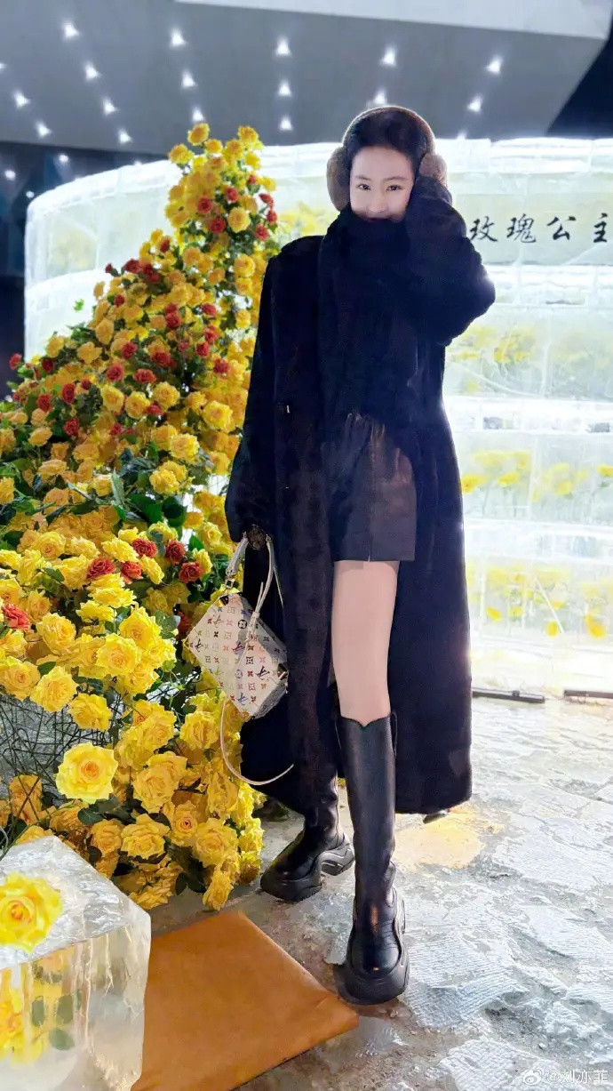 Lưu Diệc Phi thu hút với vẻ đẹp vừa quyến rũ, vừa ngọt ngào với áo khoác lông.