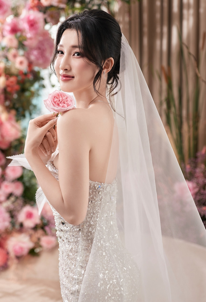 Á hậu Phương Nhi vừa tổ chức lễ ăn hỏi với chồng doanh nhân. (Ảnh tổng hợp)