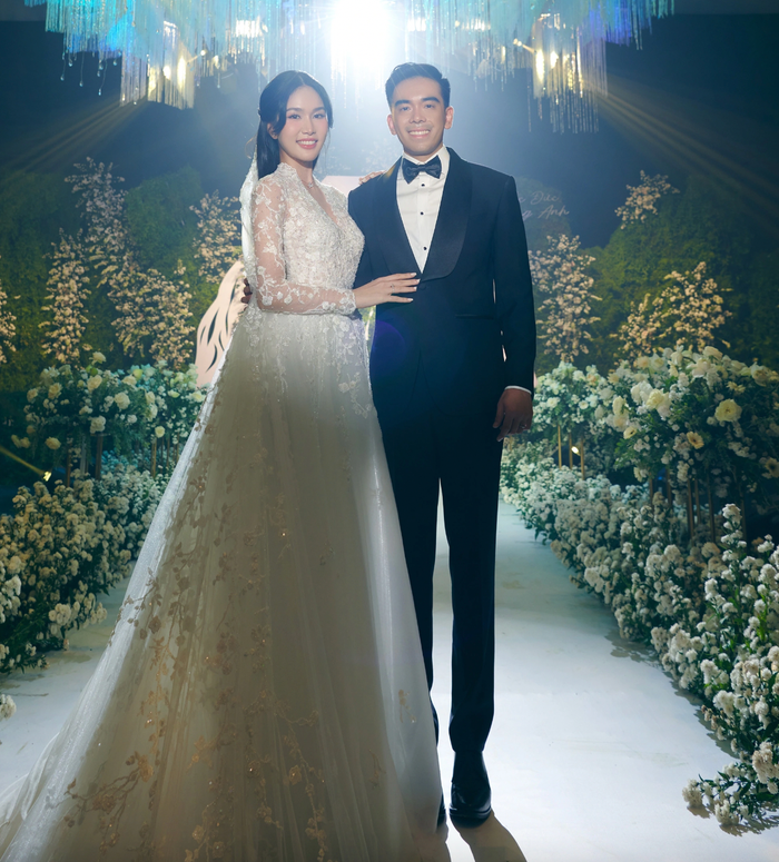 Gần 1 năm sau khi trở về từ cuộc thi quốc tế, Á hậu Phương Anh bất ngờ kết hôn với bạn trai doanh nhân. (Ảnh tổng hợp)