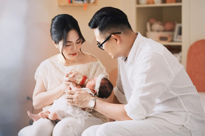 MC Đức Bảo luôn đồng hành cùng bà xã trong hành trình mới. Ảnh: NVCC