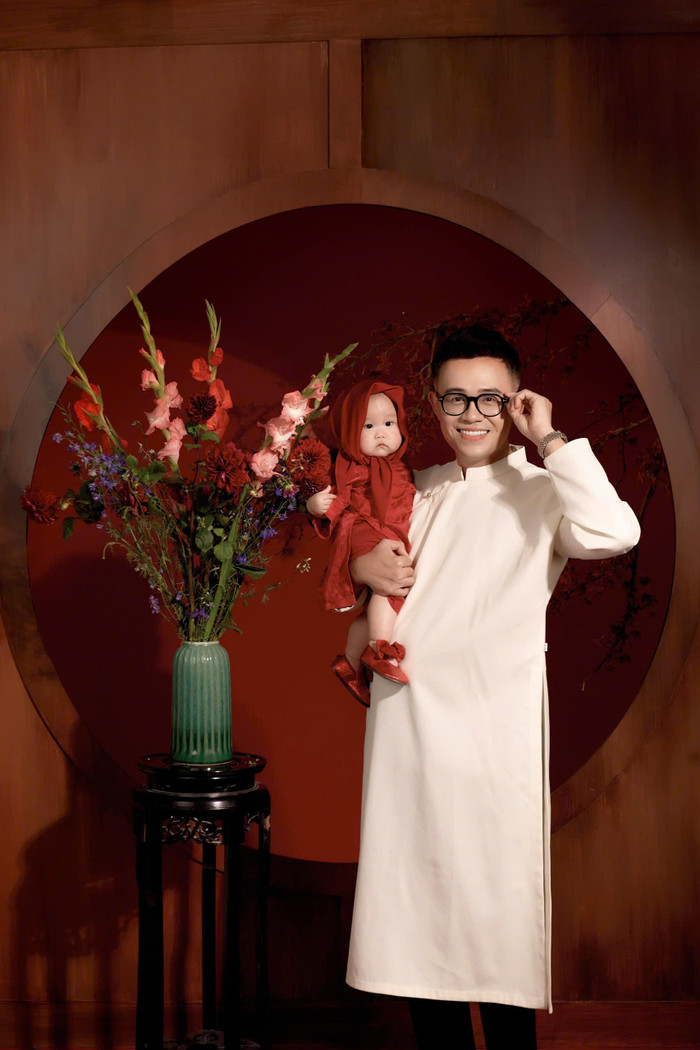 MC Đức Bảo nhanh chóng gia nhập hội ông bố cuồng con kể từ khi nhóc tỳ nhí chào đời. Ảnh: NVCC