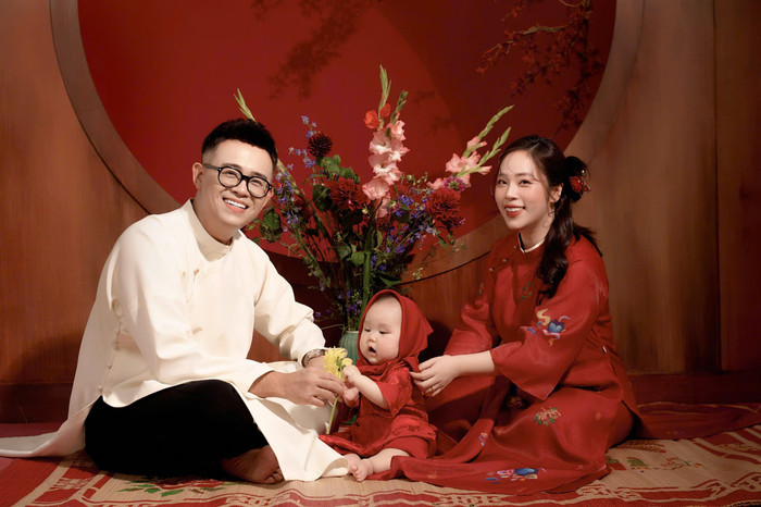 Vợ chồng MC Đức Bảo đón năm mới 2025 ý nghĩa khi có sự xuất hiện của thành viên nhí. Ảnh: NVCC