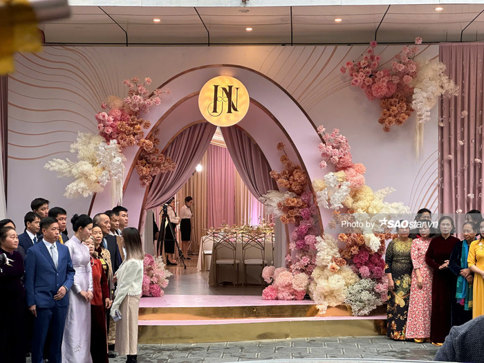 Sáng 15/1, Á hậu Phương Nhi và bạn trai tổ chức lễ ăn hỏi tại nhà riêng của đàng gái ở Thanh Hóa. 