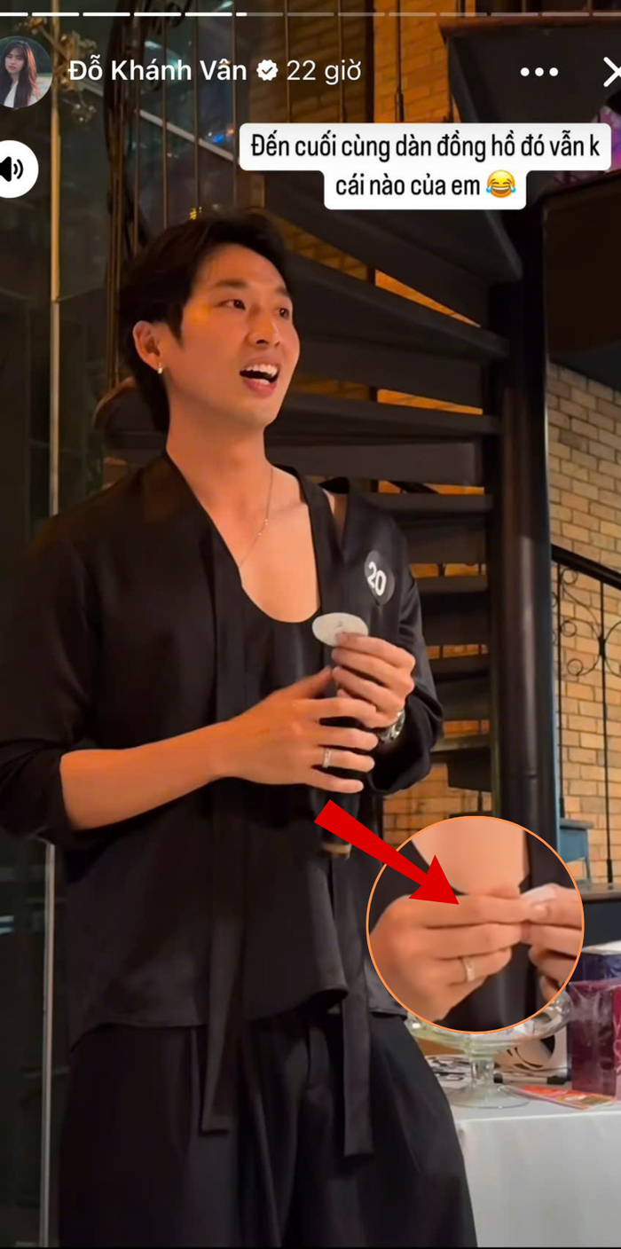 Tuấn Trần bị thường xuyên xuất hiện với chiếc nhẫn 'y hệt' Phương Anh Đào trên ngón áp út. (Ảnh: Chụp màn hình)