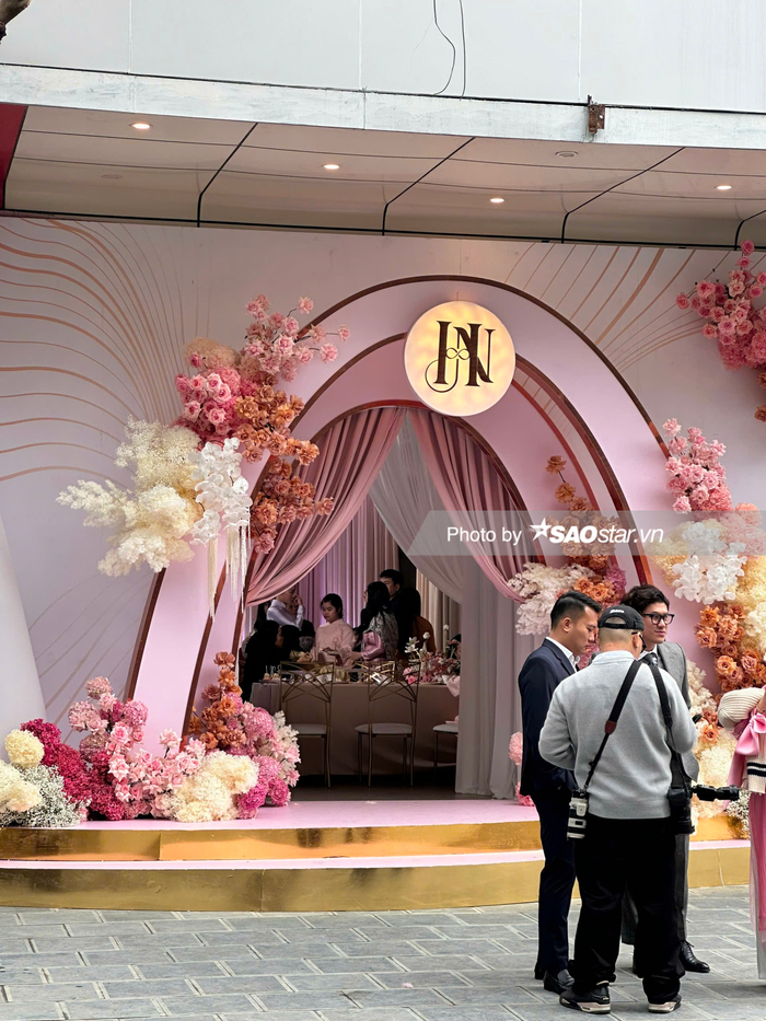 Gia đình Phương Nhi đã chuẩn bị rạp hoành tráng để làm lễ ăn hỏi cho con gái.