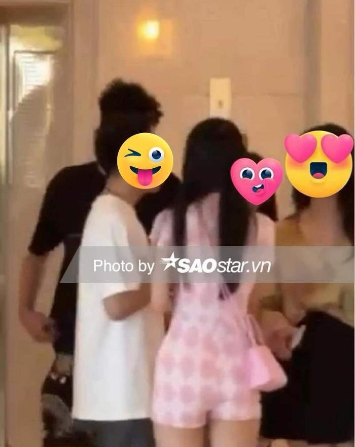 Á hậu Phương Nhi vui vẻ trò chuyện cùng người thân của bạn trai thiếu gia. 