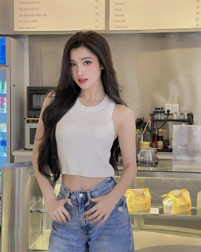 Trong một lần xuống phố dạo chơi, Á hậu Phương Nhi diện bản phối thời trang đơn giản gồm áo croptop màu trắng và quần jeans. Nàng hậu khéo léo khoe vòng eo nhỏ xíu, săn chắc, khiến ai nấy cũng phải xuýt xoa và ghen tị. (Ảnh: FBNV)