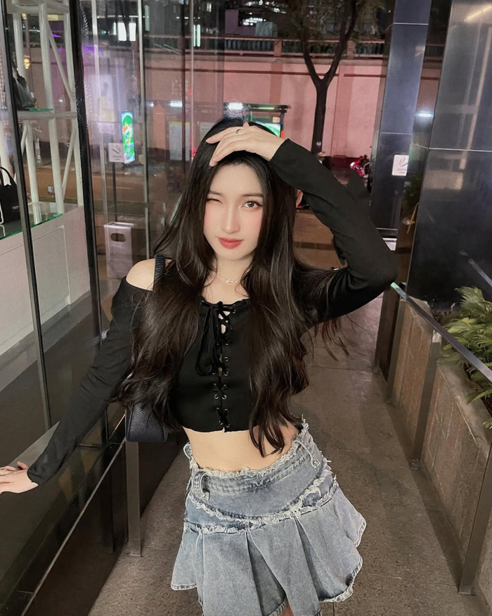 Cùng một dáng áo croptop, Á hậu Phương Nhi còn kết hợp cùng chân váy ngắn. Cách 'lên đồ' này mang đậm tinh thần của phong cách thời trang Y2K đang thịnh hành trên thế giới. Ngoài ra, chân váy ngắn còn giúp Á hậu Phương Nhi tôn lên đôi chân dài thon, nuột nà. (Ảnh: FBNV)