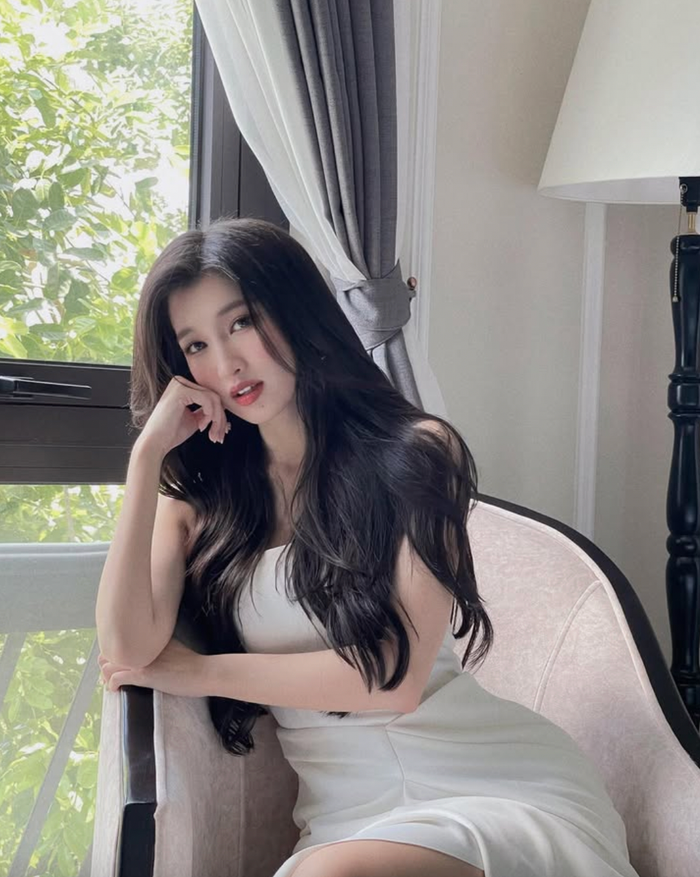 Những mẫu váy liền thân được Á hậu Phương Nhi lựa chọn đều có dáng ôm sát. Nàng hậu xứ Thanh dễ dàng 'trình làng' vóc dáng chuẩn chỉnh tựa đồng hồ cát. (Ảnh: FBNV)