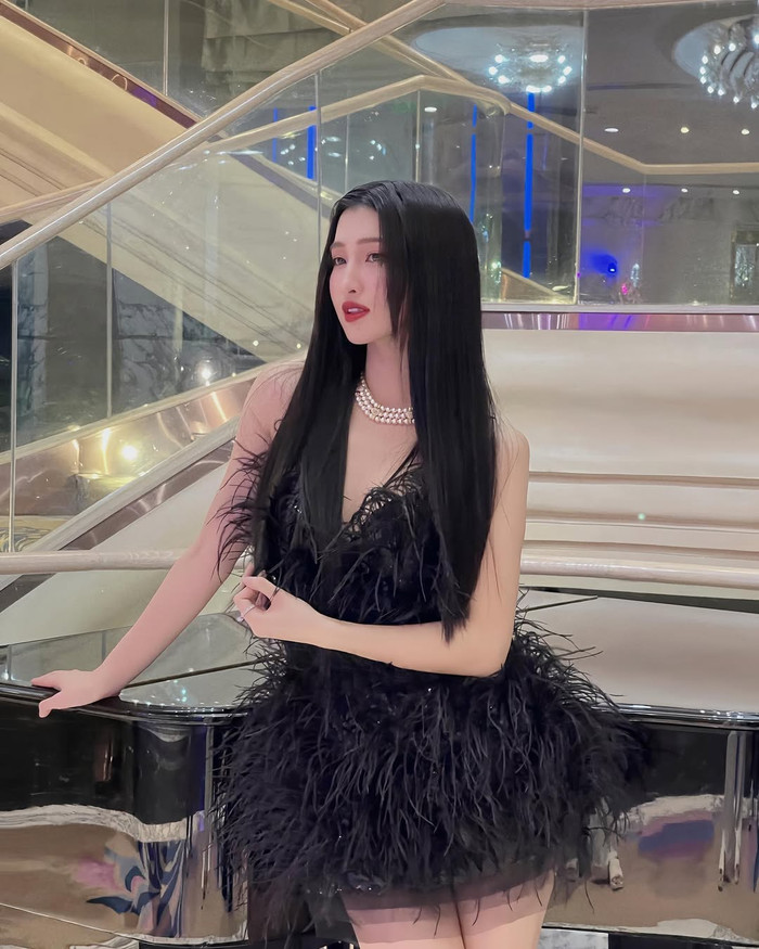 Á hậu Phương Nhi ưa chuộng váy áo bó, tôn lên nét đẹp quyến rũ của vóc dáng. Cách ăn mặc này được Á hậu 2 - Miss World Vietnam 2022 áp dụng ở đời thường lẫn khi tham dự sự kiện. (Ảnh: FBNV)