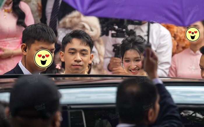 Sáng 15/1, lễ ăn hỏi của Á hậu Phương Nhi và chồng doanh nhân chính thức diễn ra, trở thành tâm điểm trên các diễn đàn mạng xã hội. Hàng loạt từ khóa liên quan đến nàng hậu xứ Thanh được công chúng đồng loạt tìm kiếm. Bên cạnh nhan sắc trong veo, thành tích tại các cuộc thi nhan sắc hay học vấn, Á hậu Phương Nhi còn nhận về nhiều lời ngợi khen với gu thời trang trẻ trung và thời thượng. (Ảnh: Đi soi sao đi)