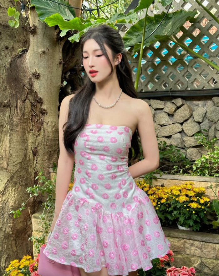 Nếu không mang dáng ôm sát thì những mẫu váy liền thân của Á hậu Phương Nhi lại được tạo điểm nhấn bằng chi tiết siết eo và phần tà xòe. Cách thiết kế này vừa giúp Á hậu Phương Nhi tôn lên ưu điểm nổi trội của vòng eo vừa giúp cô trở nên ngọt ngào tựa công chúa. (Ảnh: FBNV)