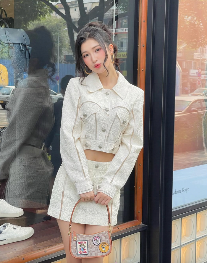 Điểm chung trong những thiết kế váy áo trong tủ đồ của Á hậu Phương Nhi chính là màu sắc nhã nhặn. Nàng hậu đa phần sẽ 'kết thân' với trang phục mang gam trắng hoặc pastel 'nịnh da'. (Ảnh: FBNV)