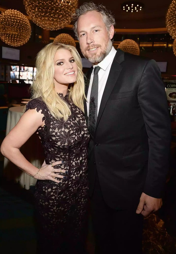 Jessica Simpson là một ca sĩ, diễn viên và nhà thiết kế thời trang nổi tiếng người Mỹ.