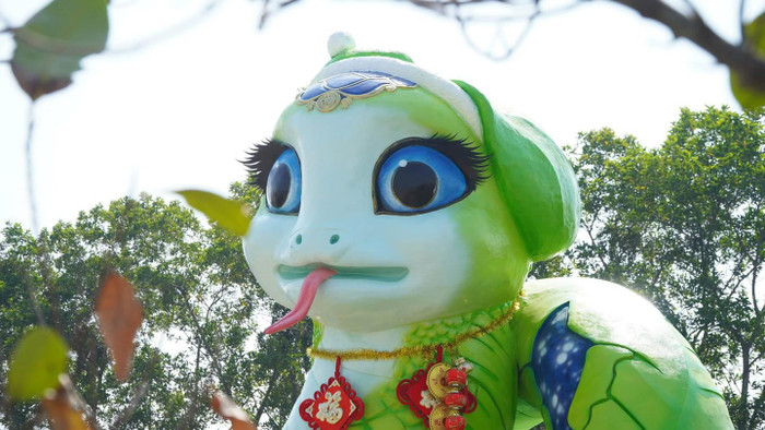 Sản phẩm rắn linh vật với màu xanh chủ đạo