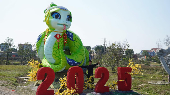 Anh Quân bên cạnh tác phẩm 'rắn hạnh phúc' của mình