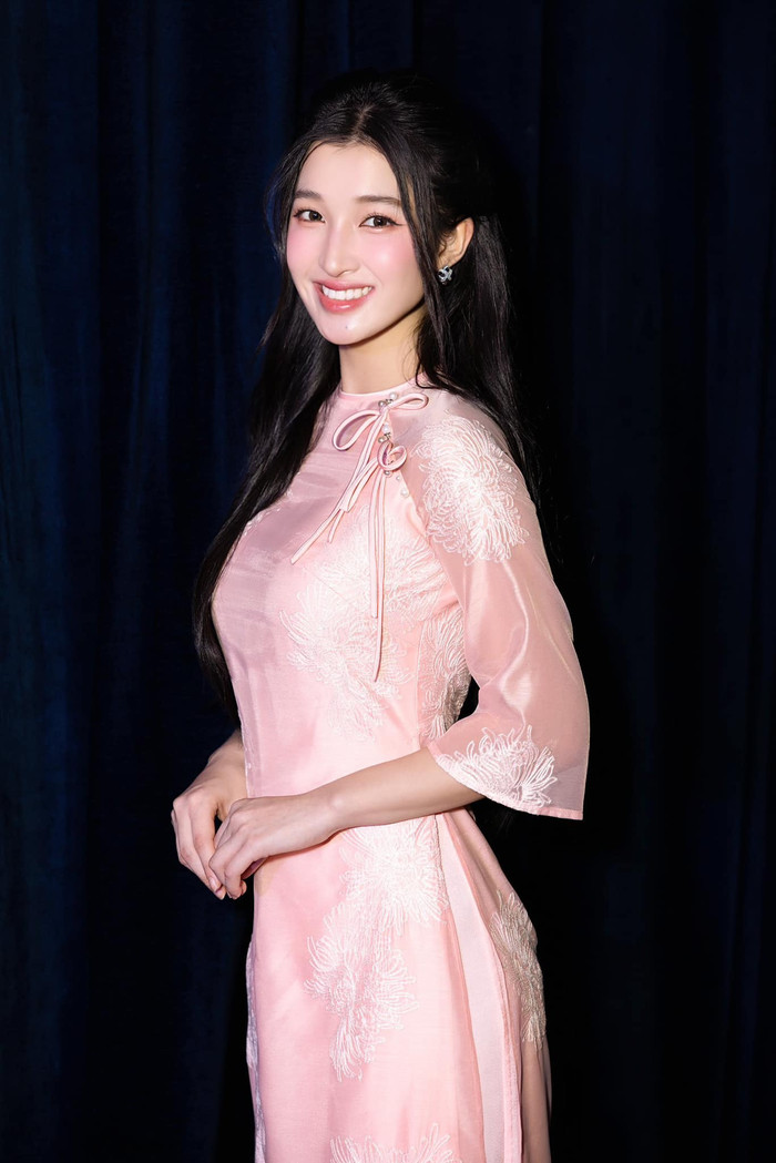 Nhờ việc được bố mẹ cho niềng răng từ nhỏ, Phương Nhi mới sở hữu hàm răng trắng đều ở thời điểm hiện tại. Ảnh: FBNV