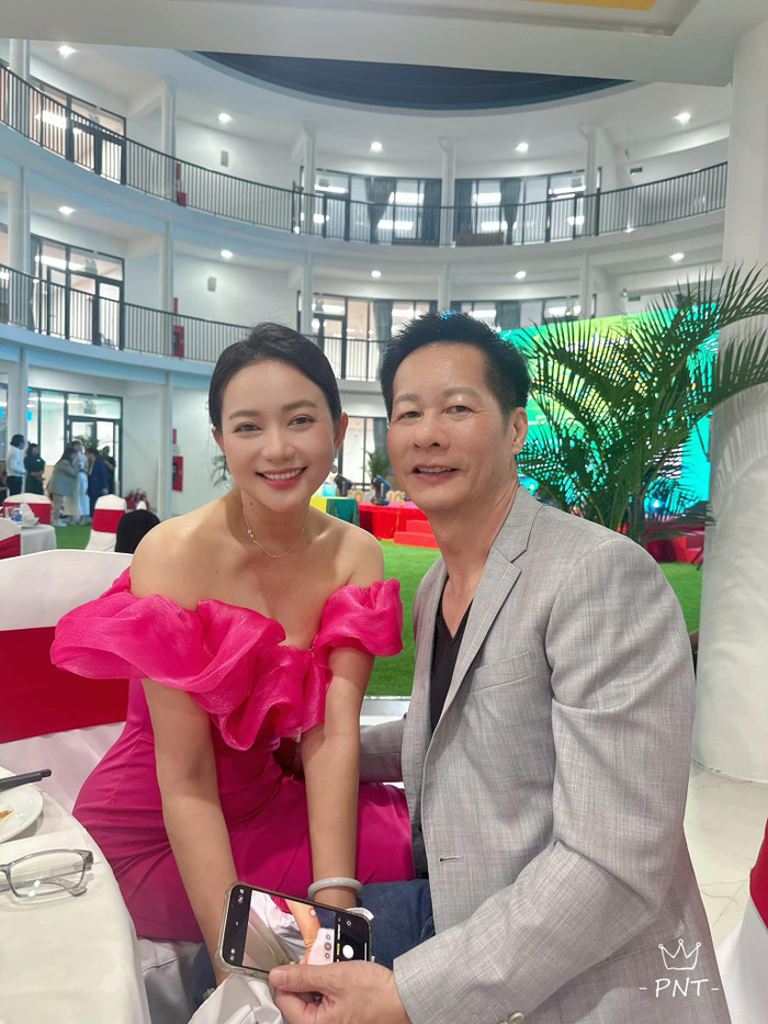 Phan Như Thảo được chồng đại gia yêu thương, chiều chuộng sau 10 năm bên nhau. (Ảnh: FBNV)