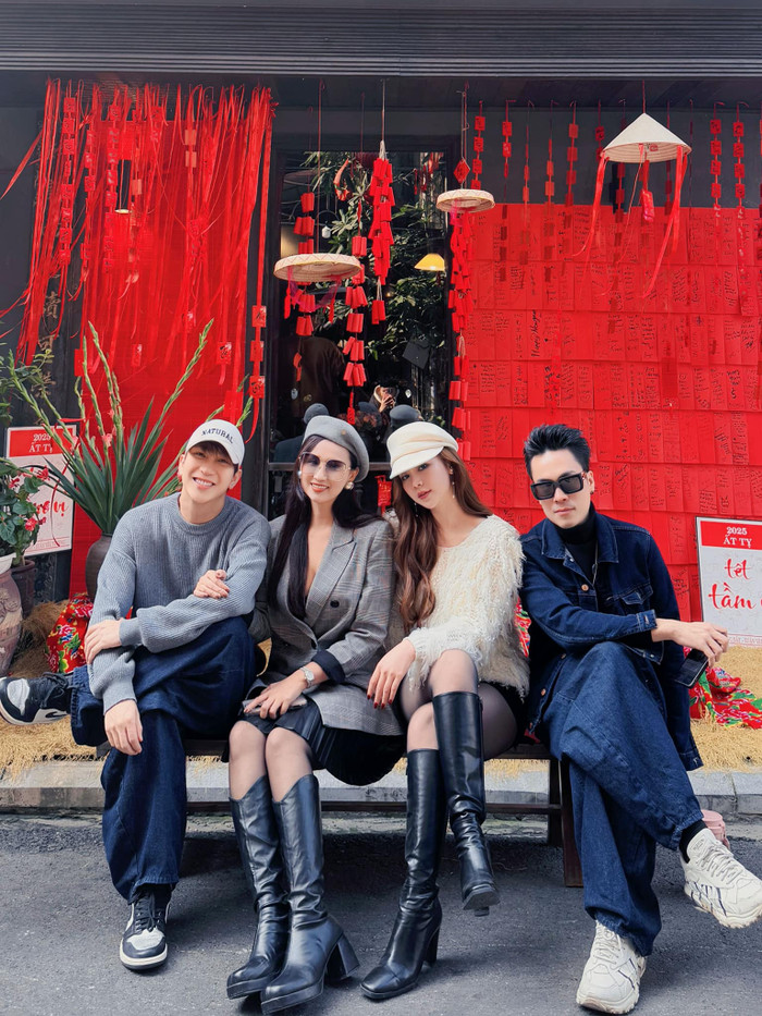 B Trần (thứ 1 từ trái sang) và Quỳnh Kool hội ngộ sau 1 năm làm vợ chồng ở Chúng Ta Của 8 Năm Sau.