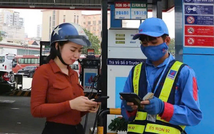 Đề xuất mới: Sử dụng điện thoại ở cây xăng bị phạt đến 14 triệu đồng Ảnh 2