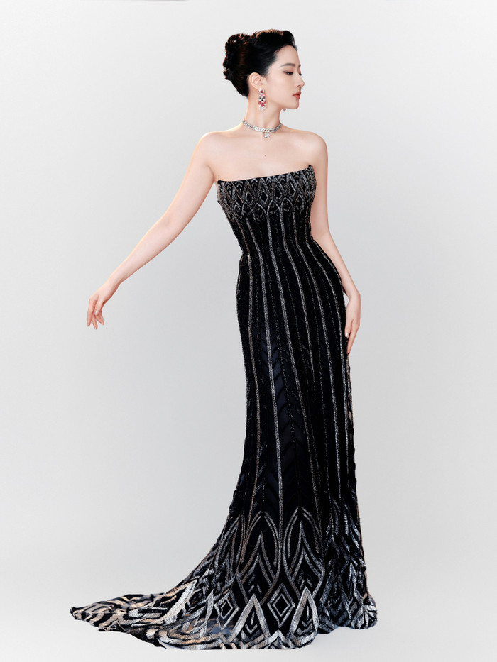 Lưu Diệc Phi khoe thân hình phồn thực trong bộ váy bó sát Ảnh 1