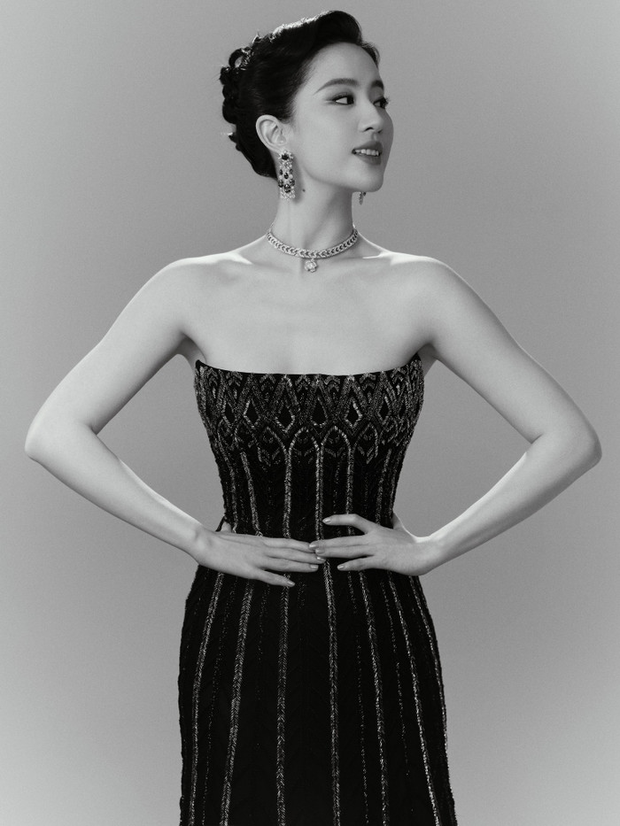 Zoom cận vẻ đẹp căng tràn của Lưu Diệc Phi tại sự kiện mới đây.