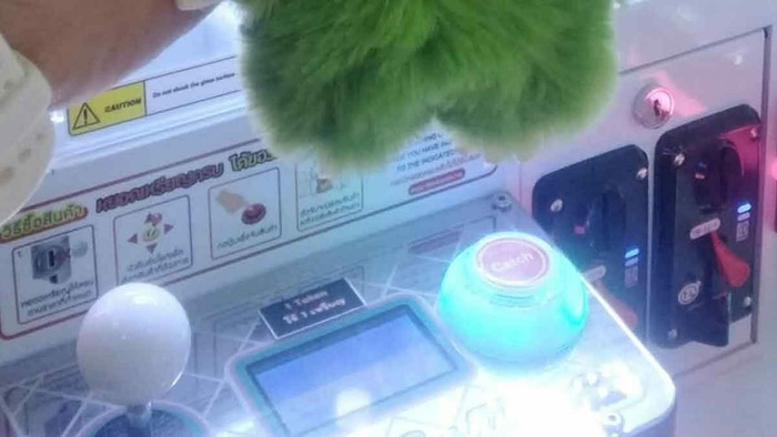 Bàn tay con trai đỏ và đau sau khi chơi gắp thú, người mẹ yêu cầu kiểm tra và phát hiện sự thật Ảnh 1