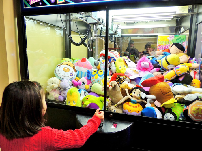 Bàn tay con trai đỏ và đau sau khi chơi gắp thú, người mẹ yêu cầu kiểm tra và phát hiện sự thật Ảnh 3