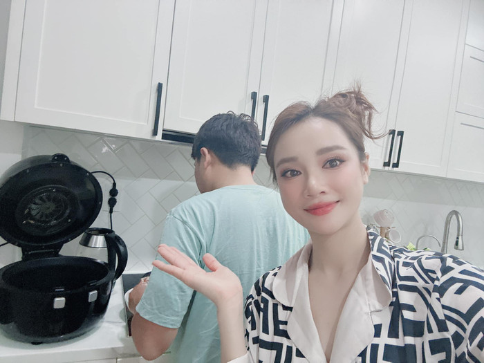 Nhã Phương nhả bã trái cây để dành bụng ăn những món ông xã Trường Giang nấu. (Ảnh: FBNV)