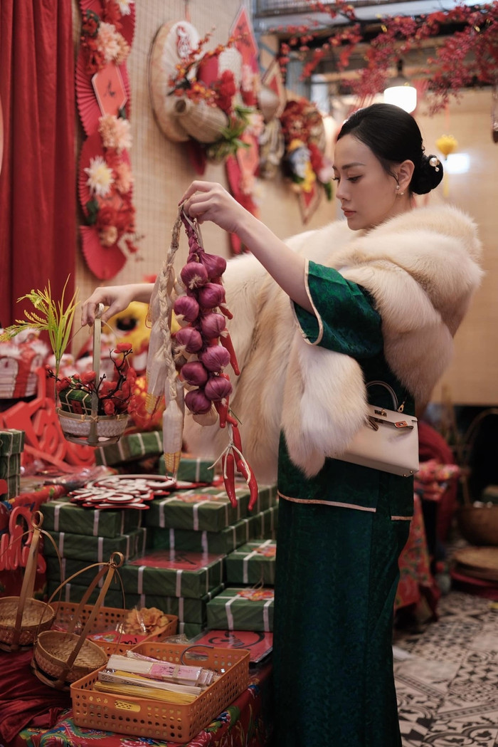 Phương Oanh xuất hiện với tạo hình 'chuẩn phú bà'. (Ảnh FBNV)