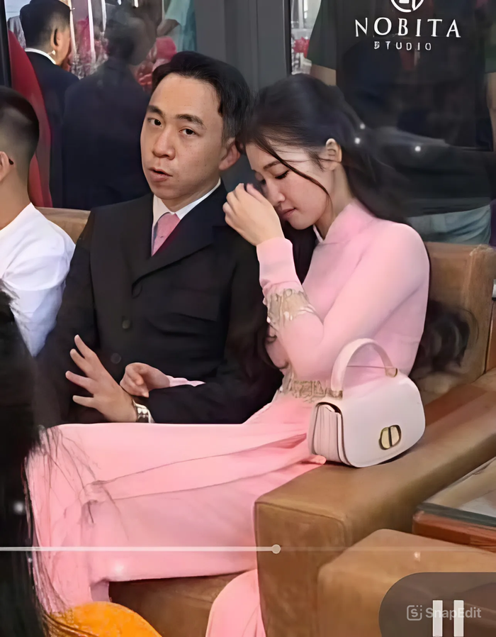 Khoảnh khắc tình tứ hiếm hoi của Phương Nhi và con trai tỷ phú. 