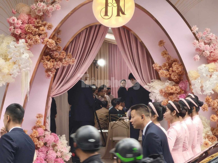 Không có một Hoa - Á hậu nào bê tráp cho Phương Nhi trong lễ ăn hỏi. (Ảnh: Tiền Phong)