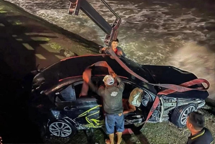 Chiếc ô tô bị hư hỏng nặng sau vụ việc