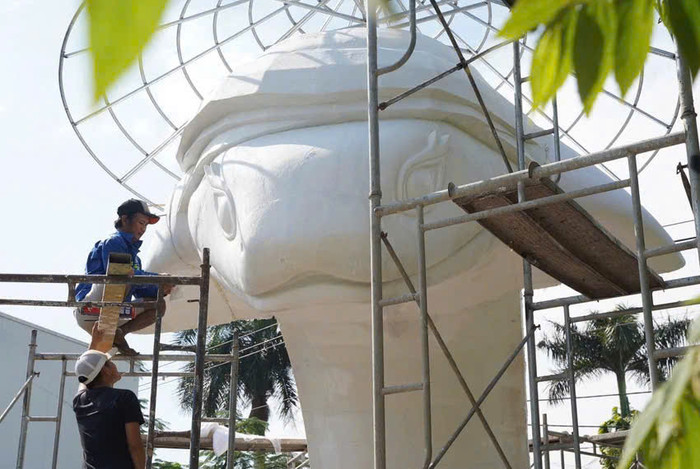 Linh vật 'Nàng Tỵ' cũng đang gấp rút hoàn thiện. Ảnh: PLO