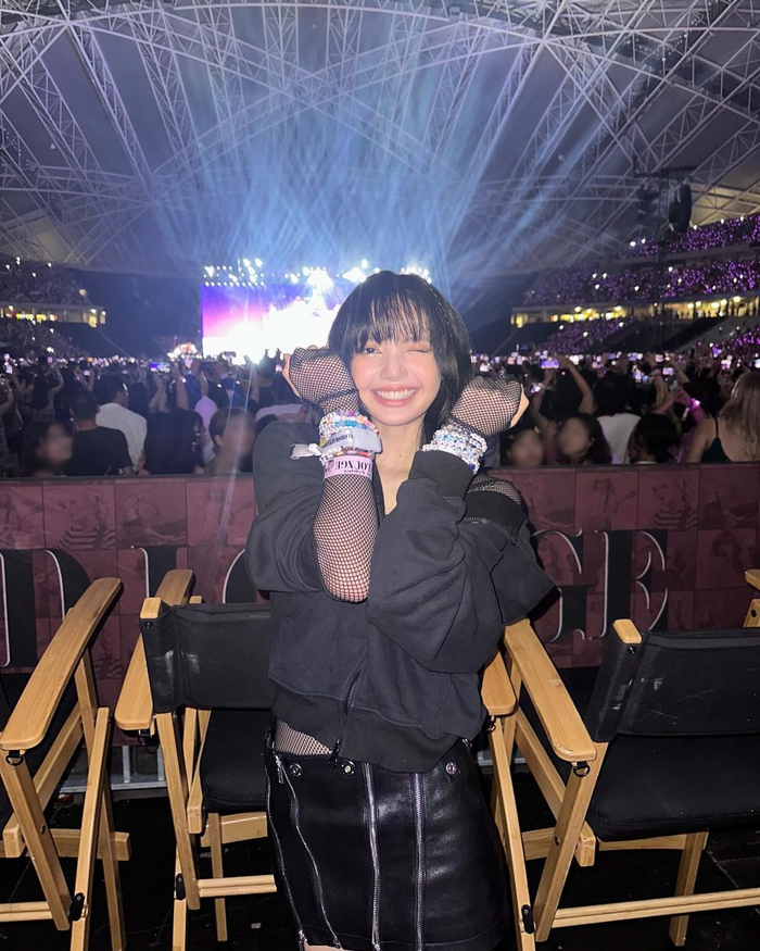 Lisa của BLACKPINK hào hứng khoe vòng tay tình bạn mà cô nhận được từ buổi biểu diễn The Eras Tour của Taylor Swift ở Singapore.