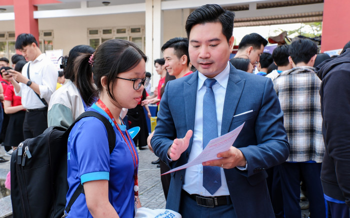 Áp lực chi phí vào đại học, học sinh lớp 12 làm thế nào để 'săn' học bổng? Ảnh 2