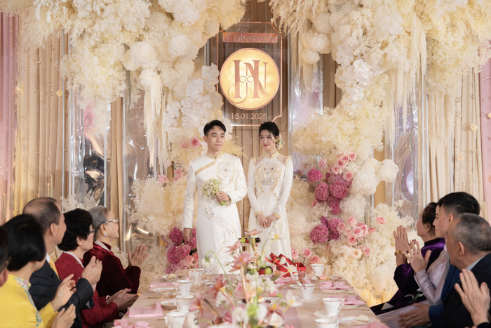 Lễ ăn hỏi của Á hậu Phương Nhi tổ chức vào sáng 15/1. Đám cưới của cô sẽ diễn ra vào năm sau. 